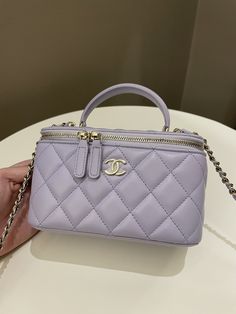 Chanel 21K Top Handle Vanity RectangularLilac Lambskin LGHWSize 16 x 10 x 8 cmChain drop 54 cm31 SeriesSept 20219.9/10 New w seal (minimal storage sign if any otherwise new)Includes full set box, dust bag, ity card and receiptPrice now 3550 sgd 2650 usd CN5756-03 Chanel Vanity Bag, Chanel Vanity, Minimal Storage, Dream Bags, Vanity Bag, Discover Card, Gold Ounce, Pretty Bags, Diaper Backpack