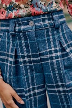 Quirky Business Outfits, Eclectic Street Style, Sezane Pants, Cotton Trousers, Cooler Look, Plaid Pants, Mode Inspiration, Up Girl