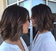 mid-length wavy bob with highlights Rambut Brunette, Medium Bob Haircut, Brunette Bob, Blonde Balayage Highlights, Medium Bob, Medium Bob Hairstyles, Brunette Balayage Hair, Short Hair Balayage, Balayage Highlights