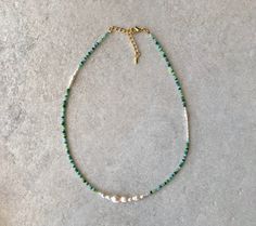 Elegant Pearl Choker Necklace With Green Beads Beaded - Etsy Present For Friend, Bohemian Chic Jewelry, Bright Necklace, Bead Bar Necklace, Outfit Elegant, River Pearls, Beaded Jewelry Necklaces, Diy Jewelry Necklace, Swarovski Necklace