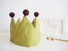 Linen birthday crown with pompoms. Add a little bit magic to the every day! Great gift for pretend play, dressing up, child's birthday party or make memorable photos! If you choose to personalize the crown with a name, then the name will be sewn with threads of the same color as the pompoms! All our crowns can be worn both ways. There are no visible stitches. Each crown has a ribbon tie fastening which make it adjustable for all ages! MEASURMENTS: ⋒ Width (excluding ribbon) : 43.5cm / 17.1'' ⋒ H Vintage Toddler Rooms, Crown For Birthday, Birthday Crowns, Fantasy Play, Fabric Crown, Vintage Toddler, Birthday Crown, Costume Hats, Ribbon Tie