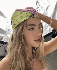 Formas aesthetic de usar tu bandana favorita Daisy Jelley, Penteado Cabelo Curto, Trendy Hairstyles, Pretty Hairstyles, Fall Hair