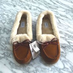 Old Navy Moccasin Slippers, Women’s Size 8, New With Tags. Medium Brown With Cream Faux Fur Lining. Non- Smoking House, No Pets. Casual Cream Flat Slippers, Beige Slippers With Round Toe For Fall, Beige Round Toe Slippers For Fall, Moccasin Slippers, House No, Moccasins Slippers, Slippers Women, Navy Shoes, Navy And Brown