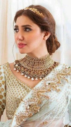 Matha Patti Bun Hairstyles, Matha Patti With Saree, Headband Hairstyles Indian, Mahira Khan Hairstyles, Hair Styles With Matha Patti, Matha Patti Hairstyles Pakistani, Matha Patti Hairstyles Open, Mathapatti Brides