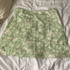 Never Worn Cute Skirt For Spring Day Out, Casual Green Skirt For Spring, Casual Green Mini Skirt For Spring, Casual Green Mini Skirt For Day Out, Green Summer Mini Skirt, Trendy Green Skort For Spring, Vacation Green Mini Skirt With Floral Print, Floral Print Green Mini Skirt For Vacation, Casual Green Floral Print Skirt