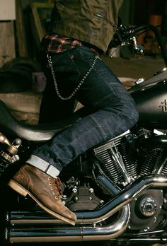 Motorcycle Mens Fashion, Gentleman Motorcycle Style, Rugged Motorcycle Style Men, Biker Man Outfit, Men Motorcycle Outfit, Biker Style Men Outfits, Mens Rugged Style Outdoors, Motorcycle Style Mens, Mens Motorcycle Fashion