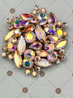 Magnifique broche vintage non signée qui brille de mille feux.  Sherman??  Elle est impeccable pas de pierre manquante ou brisée! Vintage Rhinestone Brooches For Party, Vintage Rhinestone Party Brooches, Glamorous Formal Brooches With Bling, Antique Rhinestone Brooches For Party, Glamorous Crystal Brooches For Formal Occasions, Vintage Jeweled Crystal Brooches, Vintage Crystal Jeweled Brooches, Vintage Sparkling Brooches For Party, Jeweled Evening Costume Jewelry Brooches