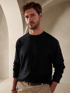 Soft with a sturdy cotton build, this heavyweight tee is the perfect layering piece, cut in a relaxed fit for easy layering.  RELAXED FIT: Cut with a little extra room and dropped shoulder seams.  Crew neck.  Chest pocket.  Ribbed cuff.  Straight hem Fall Crew Neck T-shirt With Pockets, Boxy Fit Crew Neck Top For Everyday, Casual T-shirt With Side Pockets For Loungewear, Basic Relaxed Fit Tops With Pockets, Basic Tops With Pockets For Everyday, Everyday Basic Tops With Pockets, Basic Everyday Tops With Pockets, Relaxed Fit Crew Neck T-shirt With Side Pockets, Cotton T-shirt With Side Pockets For Loungewear