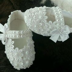 Sapatinho branco de batizado no Elo7 | Pézinhos de Pérolas (6EC112) Volume Fashion, Baby Doll Shoes, Baby Dress Embroidery, Baby Shoes Diy, Disney Baby Clothes, Baby Frocks Designs