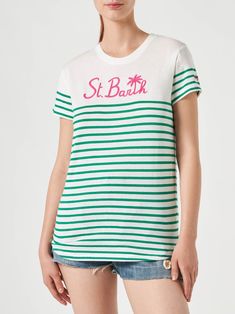 Woman t-shirtGreen and white stripedSt. Barth embroideryRound neckShort sleevesRegular fitTrue to sizeComposition: 100% cotton. White T-shirt With Contrast Stripes For Summer, Summer Short Sleeve T-shirt With Striped Hem, Green Cotton Tops With Signature Stripes, White Short Sleeve Tops With Signature Stripes, Summer Crew Neck T-shirt With Striped Hem, White Contrast Stripes T-shirt For Summer, White Cotton Tops With Striped Hem, White Short Sleeve T-shirt With Signature Stripes, Summer Short Sleeve T-shirt With Signature Stripes