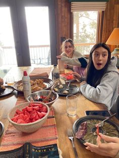 Morning With Friends Aesthetic, Cabin Group Trip, Cabin Trip With Friends Aesthetic, Cabin Breakfast Aesthetic, Friend Ski Trip, Birthday In The Mountains, Winter Trip With Friends, Things To Do At A Cabin With Friends