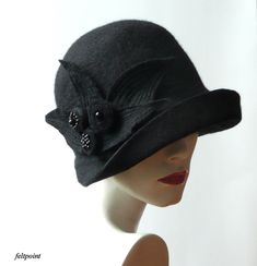 Winter Flapper Style Brimmed Cloche Hat, Winter Gatsby Cloche Hat, Winter Gatsby Style Cloche Hat, Elegant Black Hat Bands For Winter, Winter Evening Brimmed Cloche Hat, Evening Costume Hats With Short Brim For Winter, Wool Cloche Hat For Evening, Black Felt Cap For Winter, Black Winter Felt Hat