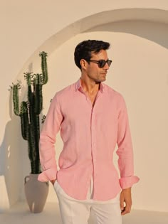 100% reines Leinen Rosa Herrenhemd. Komplett mit natürlichem Leinen. Langärmeliges Herren-Leinenhemd, ideal für die Sommersaison mit seinem atmungsaktiven Leinenstoff. GRÖSSE: Das Model trug Größe M. Größenangaben des Models: Größe: 1,85 / Gewicht: 77 / Brust: 98 Taille: 80 / Hüfte: 96 Pink Linen Shirt, Pink Shirt Men, Linen Shirt Men, Pink Men, Mens Linen, Pink Linen, Mens Oxfords, Style Expert, Dress Code