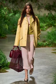 Gucci | Resort 2025 | Desfiles | Vogue Samba Outfit, Fall Sweaters For Women, Fall Sweater Dress, Fashion Trend Forecast, Sweater Outfits Fall, Resort Fashion, Butter Yellow, Runway Trends, Quiet Luxury