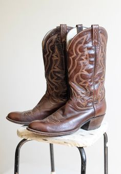 Vintage Dan Post vintage brown leather cowboy boots with embroidered details. Love the details on these boots- understated, fun, classic!  Please write with any questions :) From top of boot opening to bottom of heel: 14" Across boot opening: 7.5" Heel: 1.5" 1970s * Brown Leather Boots made in the USA CONDITION Very Good Vintage MARKED SIZE: 10 Mens Check out the rest of my shop! I specialize in vintage clothing made from natural fibers https://www.etsy.com/shop/thebestfit US set for Priority Ma Vintage Brown Boots For Western-themed Events, Fitted Vintage Brown Western Boots, Vintage Brown Rodeo Boots For Fall, Vintage Brown Boots For Rodeo In Fall, Vintage Brown Boots For Rodeo, Rustic Vintage Brown Boots For Ranch, Vintage Snip Toe Ranch Boots, Vintage Snip Toe Boots For Ranch, Vintage Snip Toe Boots For Western-themed Events