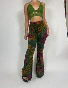 Long Tie Dye Flare Pants in green. Model is 5'2 for reference! Very stretchy, waist can stretch from 22' to 32' comfortably! Coloring and pattern will vary slightly in each pair! Green Tie Dye, Green Tie, Rave Outfits, Festival Outfit, Flare Pants, Outfit Inspirations, Lookbook, Tie Dye, Dye