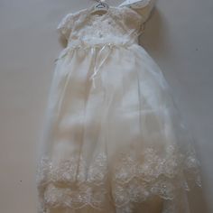 Nwt Baby Girls Sarah Louise Ivory Floral Beaded Long Tulle Dress + Bonnnet 12 Mth Lace And Beads Detailing Tulle Overlay Lined Back Zipper Closure Retail: $175 Length: 29" Material: 100% Polyester New With Tags..Item H (Bag 2) Stavr-Upstairs Loft-1* Cream Organza Dress For Baptism, Cream Tulle Baptism Dress For Pageant, Cream Tulle Baptism Dress For Pageants, Cream Lace Baptism Dress For Pageant, White Baptism Dress With Lace Bodice For Dress-up, Fitted Embellished Dress For Baptism, Cream Princess Dress With Lace Trim For Baptism, Lace Baptism Dress For Pageant With Lace Trim, Lace Baptism Dress For Pageant