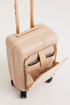 BÉIS 'The Front Pocket Carry-On' In Beige - Beige Carry-On Luggage With Front Pocket Luggage Carry On, Organized Travel, Best Carry On Bag, Hard Sided Luggage, Dreamy Destinations, Carryon Luggage, Family Vacay, Best Carry On Luggage, Airport Security