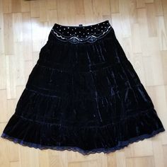 New, Super Plush Velvet Body With Silver Sequin Details. Size 10 Vampire Clothing Aesthetic, Whimsigoth Skirt, Salem Outfits, 1920s Skirt, Flowy Black Skirt, Main Aesthetic, Black Flowy Skirt, Goth Skirts, Vampire Fashion