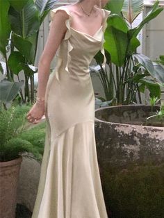 Elegant Dresses Birthday, Satin Elegant Dresses, Vintage Graduation Dress, Spring Ballgown, Dress Ideas For Birthday, Formal Party Dress Midi, Cream Dress Formal, Elegant Dresses For Prom, Satin Dress Design