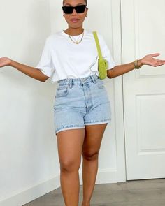 Inspiração de looks com shorts 🦋✨ . . . . . #looks #minimalist Short Outfit Ideas, Denim Shorts Style, Look Short, Asoebi Styles, Event Outfit, Shorts Jeans, Short Outfits, Stylish Outfits