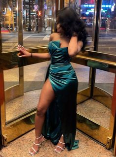 Green prom dress Green Prom Dress Long, Wedding Reception Gowns, 00s Mode, Green Evening Dress, Reception Gown, Prom Dress Long, Green Prom, Satin Evening Dresses, Looks Party