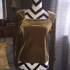 Super Cute Brand New Top. Fun Sleeves. Sz Medium. Bust 17.5” Total Length 20.5” Ac Gold Stretch Long Sleeve Tops, Trendy Fitted Gold Blouse, Gold Stretch Blouse For Fall, Fun Sleeves, New Top, Square Neck, Split, Top Blouse, Super Cute