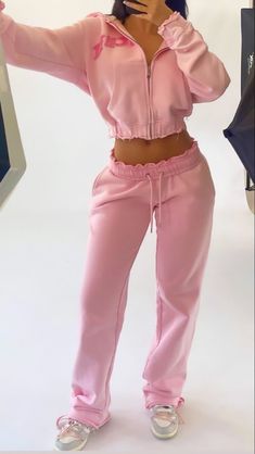 Cropped Tracksuit Outfit, Cozy Sweatpants Outfits, Cool Sweatpants, Sweatpants Outfit Ideas, Stacked Pants, Matching Fits, Sweatpants Outfits, Cozy Sweatpants, Baggy Sweatpants