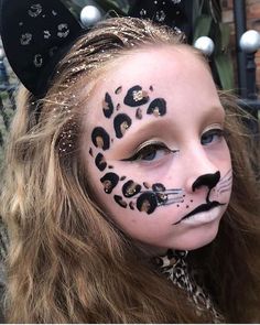 Schminken; 50 makkelijke voorbeelden voor gezicht kind - Mamaliefde Toddler Halloween Face Paint, Kids Halloween Facepainting, Cheetah Print Face Paint, Jungle Face Paint Kids, Face Paint Techniques, Disco Face Paint, Cheetah Face Paint Easy, Face Painting Leopard, Face Paint Cheetah