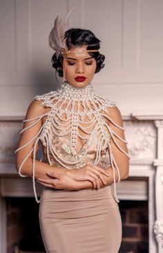 33 Sexy Flapper Costume Ideas For You To Dress Like Flappers In The 1920s & Places To Buy Them - Rozaliee Flapper Costume Ideas, Pearl Cape, Pearl Shawl, Gatsby Party Outfit, Roaring Twenties Party, 1920s Flapper Costume, Flapper Outfit, Showgirl Costume, Flapper Party