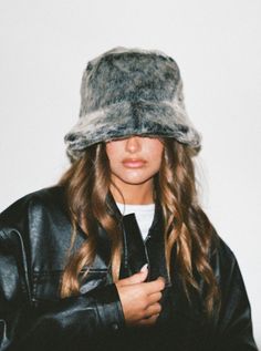 Fur Hat Outfit, Fluffy Hat, Bucket Hat Outfit, Cabin Aesthetic, Ny Outfits, Hat Aesthetic