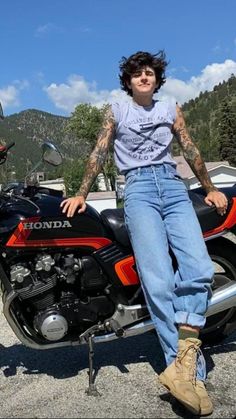 Curvy Tomboy Style, Edgy Tomboy Fashion, Gifts For Tomboy, Soft Masc Outfits For Women, Vasiliki Halastaras, Outfit For Short Girl, Masc Energy, Femme Style Outfits, Tomboy Women