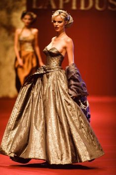 Style Année 90, Eva Herzigova, Runway Gowns, Ted Lapidus, Models 90s, Queen Dresses, 90s Runway Fashion, Runway Fashion Couture, Vintage Runway