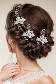 A beautiful set of handmade U-shaped hairpins designed for brides, featuring an elegant leaf motif. These delicate wedding hair accessories are crafted with intricate detail, adding a touch of nature-inspired charm to your bridal hairstyle. Perfect for securing updos or adding a subtle sparkle to your look, they combine timeless beauty with a modern twist, ideal for your special day. #HairCare #HairTrends #HairColor #LongHair #ShortHair #BraidedHairstyles #HairAccessories #NaturalHair Boho Wedding Accessories, Diy Hair Masks, Bridal Hairstyle, Wedding Look, Light Brown Hair, Design Wedding, How To Draw Hair, Hair Art, Vintage Hairstyles