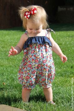 Cutest baby romper EVER. Free pattern and tutorial. Doesn't look too hard. Girlie Clothes, Romper Tutorial, Ruffled Top Dress, July Outfits, Baby Kleidung, Romper Pattern, Children Fashion, Summer Projects, Diy Baby