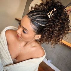 𝒥𝑒 𝒩𝓊𝓃𝑒𝓈 𝒪𝒻𝒾𝒸𝒾𝒶𝓁 on Instagram: “Eu quero uma festa para usar esse penteado pra já 😱😍😍😍 #cachosloiros #cachosdefinidos #cachosdedivas #meuscachos #cachoscachinhos…” Bun Heatless Curls, Hair Bun Accessories, Side Curly Hairstyles, Bun Twist, Bun Accessories, Full Ponytail, Latest Braided Hairstyles, Updo Bun, Ballet Bun