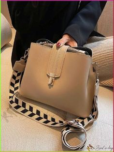 Find the best Golden Goose knockoffs on Amazon. Shop these 16 stylish dupes for less, and save big on your next pair of sneakers! #GoldenGooseKnockoffs #Amazon Trending Purses, Vintage Sling Bag, Trending Bags, Casual Purse