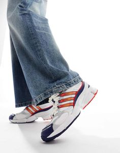 Schoenen, laarzen en sneakers van adidas Originals In de sportmodus Model met laag profiel Sluit met veters Gewatteerde kraag Signature adidas-branding Adiprene en Adiprene+ demping onder de hiel en voorvoet EVA-tussenzool biedt lichtgewicht demping Loopzool van slijtvast rubber Gripprofiel met textuur Adidas Originals Ozweego, Adidas Branding, Leopard Print Baby, Adidas Brand, Trainer Heels, White And Orange, Reclaimed Vintage, White Trainers, Adidas Gazelle