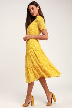 Yellow Bridesmaid & Cocktail Dresses under $100 at Lulus.com Yellow Flower Print Dress, Yellow Floral Print Dress, Yellow Flower Print, Cute Floral Dresses, Yellow Midi Dress, Formal Dresses Short, Flower Print Dress, Floral Print Midi Dress, Print Midi Dress