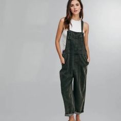 The Most Perfect Jumpsuit For Fall. You Can Layer Endless Pieces Under This! Nwt Perfect Condition Baggy Overalls, Cotton Overalls, Black Overalls, Estilo Chic, Black Colour, Denim Jumpsuit, Black Romper, Pocket Dress, Black Jumpsuit