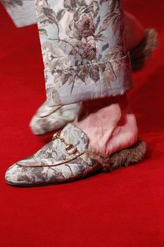 Gucci Fur Loafers, Gucci Menswear, Mens Fashion Week Street Style, Fur Loafers, Milan Men's Fashion Week, Loafers Outfit, Mens Loafers, Runway Shoes, 2016 Menswear