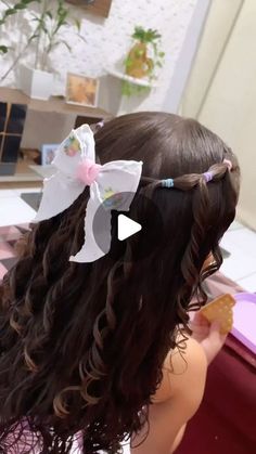 Heloísa - 🎀 Penteados Criativo 🎀 on Instagram: "Delicado, lindo e rápido … Parte da inspiração lá da @natassialimaa   #penteadodivertido #penteadodelicado #penteadomenina #maedemenina🎀 #domingo #penteadoinfantilcacheado" Wedding Hairstyles For Little Kids, Curly Hairstyles For Kids Easy, Curly Girls Hairstyles Kids, Hairstyles For Short Curly Hair Kids, Mexican Hairstyles For Kids, Hairstyles For Kids With Short Hair, Birthday Girl Hairstyles, Birthday Girl Hairstyles Kids, Kids Hairstyles Curly Hair