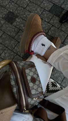 Gucci Uggs, New York Outfits Spring, Lookbook Aesthetic, Slipper Outfit, Ugg Tazz, New York Outfits, Elegant Outfit Classy, Ootd Winter, Ugg Style