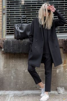 Tailored to a tee and hemmed just above the ankle, the classic workwear staple’s versatility extends far beyond the boardroom. Minimalisticky Chic, Outfit Converse, Casual Chique Stijl, Minimalist Moda, White Converse, Jane Birkin, Looks Street Style, All Black Outfit, Looks Chic