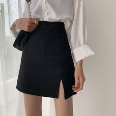 Kibbe Natural Body Type, Black Short Skirt Outfit, Natural Body Type, Capsule Wardrobe For Summer, Black Pencil Skirt Outfit, Body Type Clothes, Office Skirt Outfit, Clothes Capsule, Clothes Capsule Wardrobe