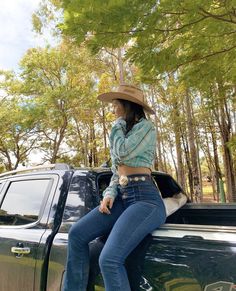 Fotos tumblr na fazenda Classic Car Photoshoot, Foto Cowgirl, Cute Cowgirl Outfits, Outfits For Mexico, Country Style Outfits, Latina Fashion Outfits, Western Wear Outfits, Mexican Outfit, Curvy Women Jeans