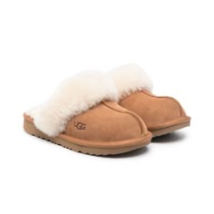 Brand New Big Kids Size+1.5=Womens Size Uggs Slippers Aesthetic, Uh Slippers, Ugg Slippers Kids, Shuffles Bedroom, Slipper Uggs, Coastal Closet, Uggs Brown, Preppy Christmas Gifts, Uggs Slippers