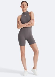 Think beyond the gym – our Sleeveless High-Neck Bodysuit is a true multitasker. This versatile piece isn't just for the gym – wear it on a leisurely walk, throw on a hoodie for a colder night out, or play around with different styles to achieve a trendy look. The compression fit ensures a sleek silhouette while offering maximum comfort, and the smooth-to-touch material adds a feel of luxury against your skin. Dance Leggings, Short Noir, Body Manga Longa, High Neck Bodysuit, Grey Bodysuit, High Neck Designs, Dance Pants, Sport Body, High Intensity Workout