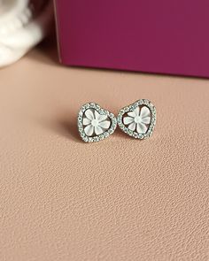 Victorian style stud earrings made of: - Natural sardonix shell Cameo (11 mm x 11 mm); - 925 Sterling Silver heart earrings, decorated with Zircons. Butterfly closure. * SHIPPING * Your order will be shipped within 1-3 business days from your purchase. You can choose between 2 shipping methods: STANDARD SHIPPING (without tracking) or REGISTERED MAIL (with tracking). Each chapeau atelier jewel is shipped in a gift box. Thank you for your visit. Nickel-free White Sterling Silver Heart Earrings, White Pierced Earrings For Valentine's Day, Nickel-free White Heart Earrings For Anniversary, White Nickel-free Heart Earrings For Anniversary, Elegant White Nickel-free Heart Earrings, White Sterling Silver Earrings As A Gift For Her, White Valentine's Day Earrings, White Heart Earrings Gift, White Heart Earrings For Gift