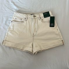 Brand New Super High Rise Cream Jean Shorts With Rolled Cuffs Short Jeans Outfit, Jean Short Outfits, Cream Jeans, Beige Jeans, Purple Jeans, Cutoff Jean Shorts, Cream Shorts, Curvy Shorts, Mom Jeans Shorts